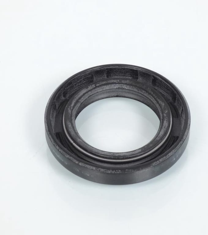Un joint spi d'axe de roue arrière 26x42x7mm pour scooter Peugeot 50cc 2 temps