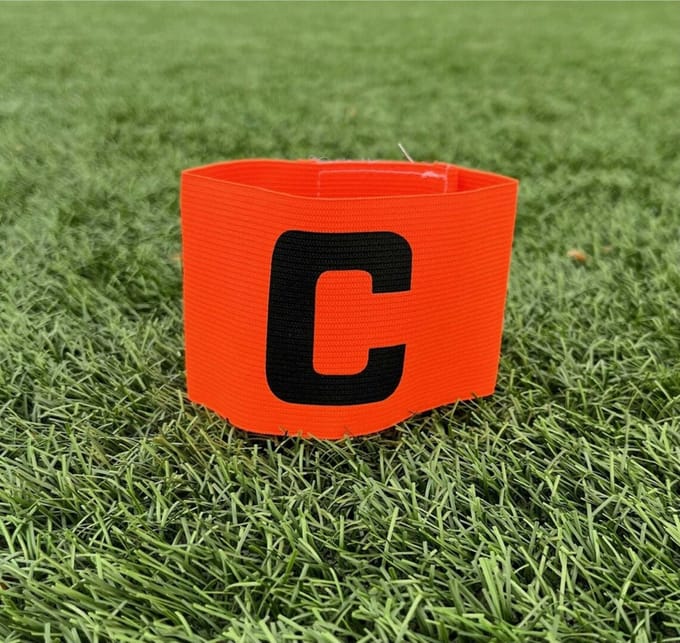 Aanvoerdersband 'C' - JUNIOR - Oranje | Klittenband & elastisch verstelbaar