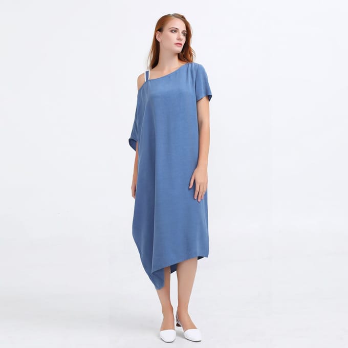 Minimalistische asymmetrische off-the-shoulder losse jurk