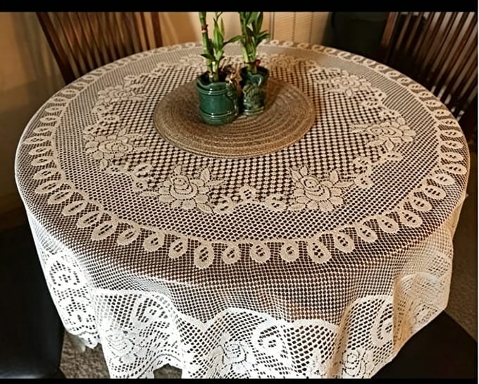 Wit polyester tafelkleed met bloemenmotief en kant, 180 cm