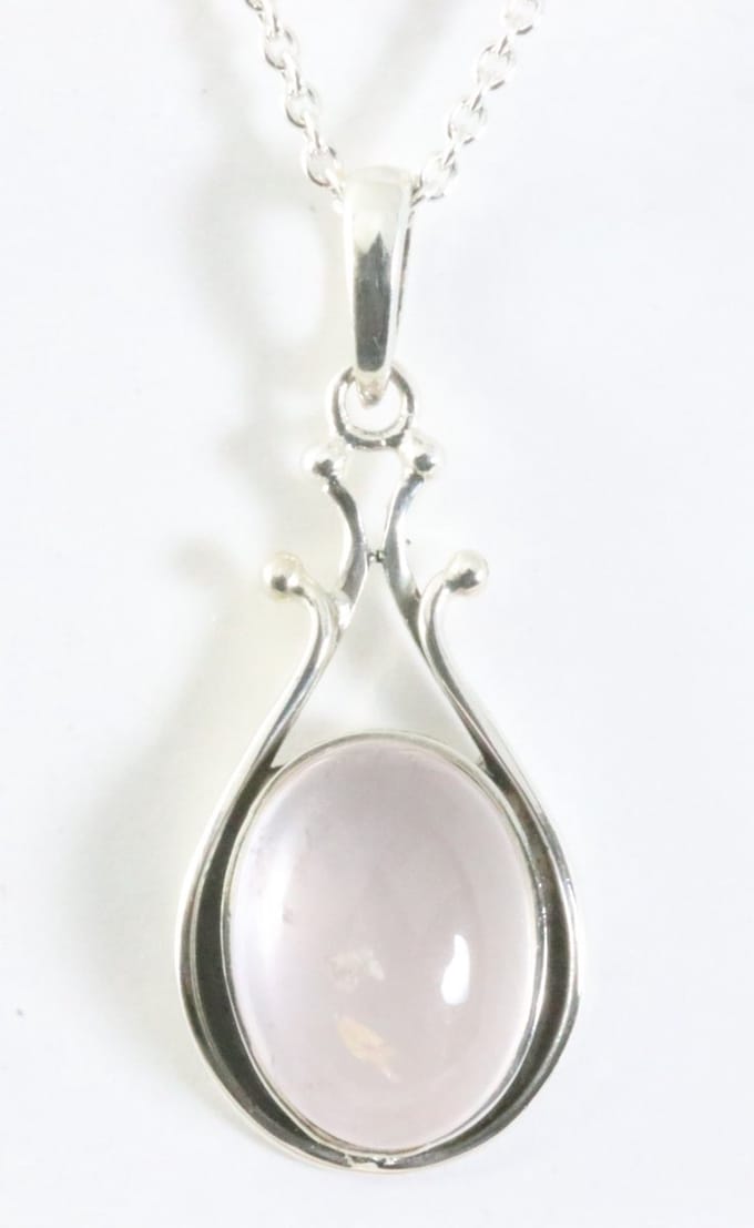 Zilveren hanger met rozenkwarts aan ketting