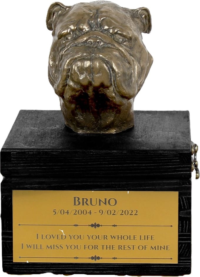 Engelse Bulldog urn hond met gravure en handgemaakte hondensculptuur