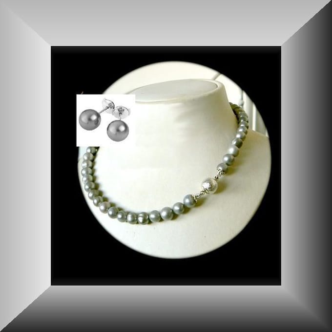 Elegante set van grijs parelcollier en oorstekers