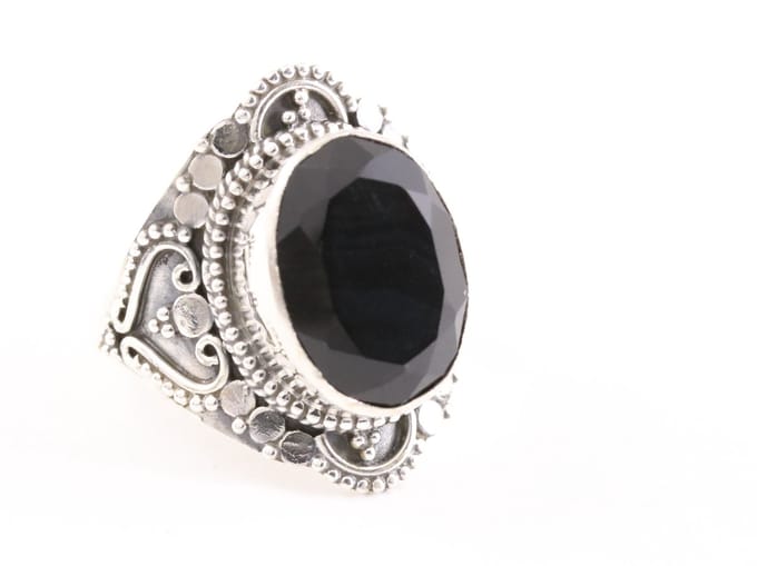 Bewerkte zilveren ring met onyx - maat 20