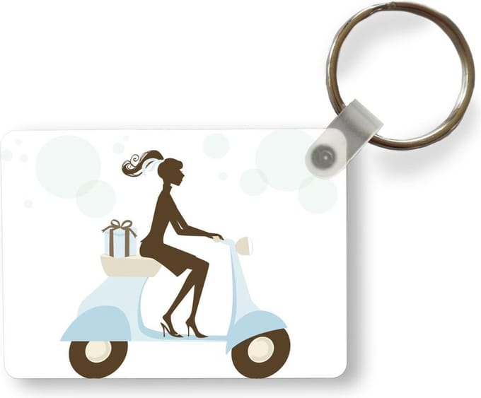 Sleutelhanger - Een illustratie van een meisje op een scooter - Uitdeelcadeautjes - Plastic