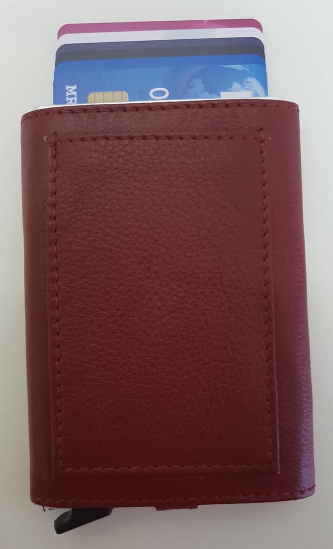LD hoesje met voorvakje Cardprotector Figuretta Rood