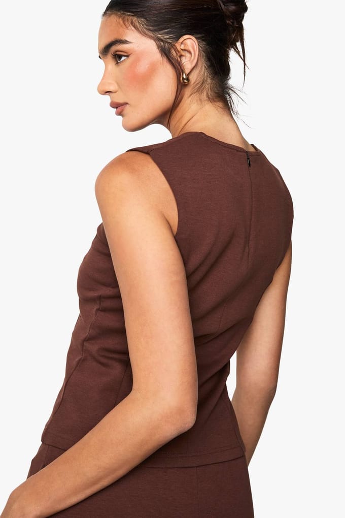 boohoo Dames Interlock Getailleerde Peplum Top | Chocoladebruin | Maat: 38