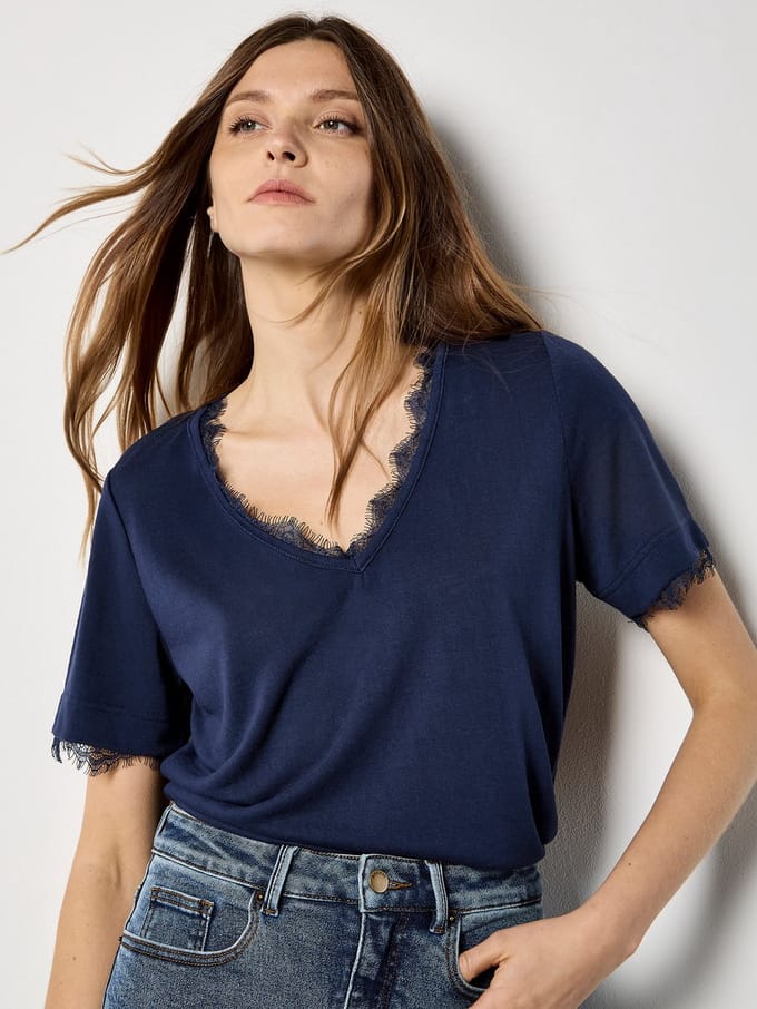 T-shirt van slubjersey met eyelash-kant
