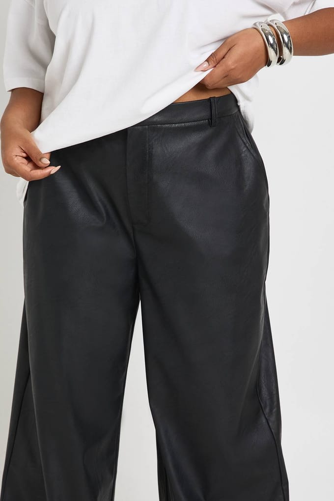 boohoo Dames Plus Kunstleren Broek met Wijde Pijpen | Black | Maat: 22