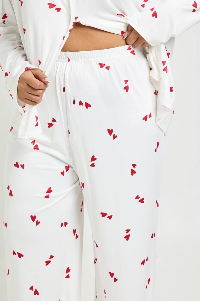 boohoo Dames Plus Valentijnsdag Hart Print Lange Mouw Shirt & Broek Pyjama Set | Wit | Maat: 48