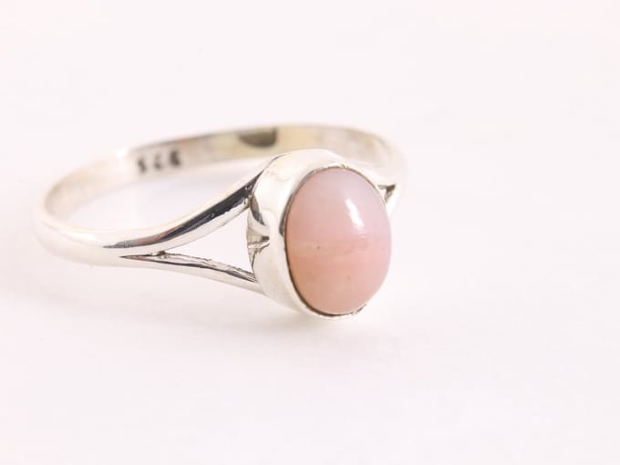 Fijne zilveren ring met roze opaal - maat 20