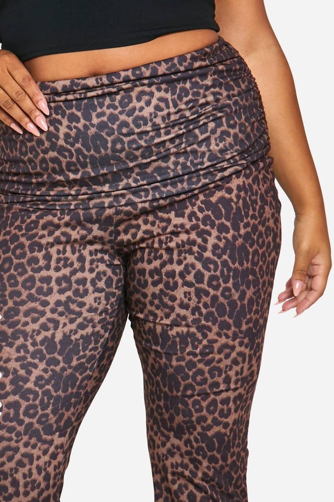 boohoo Dames PLUS LEOPARD VOUWBAND-FLARES | Maat: 28