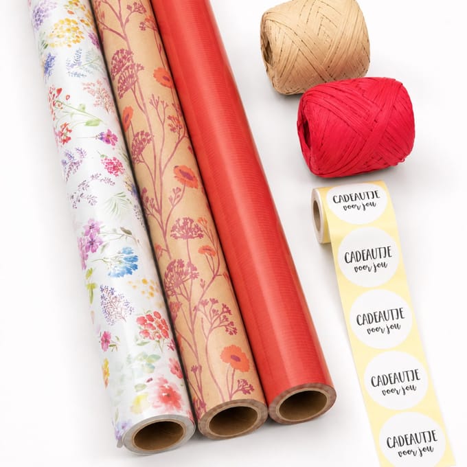 Inpakset Cadeaupapier – “Botanical Red & Kraft Bloom” – Rood / Kraft / Wit – 70 x 200 cm – 3 Rollen – met Raffia & Cadeaustickers – Complete Set