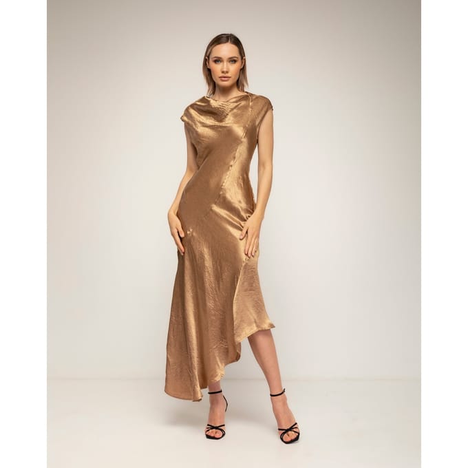 Midi-jurk met zijdetextuur, boothals en asymmetrische lengte
