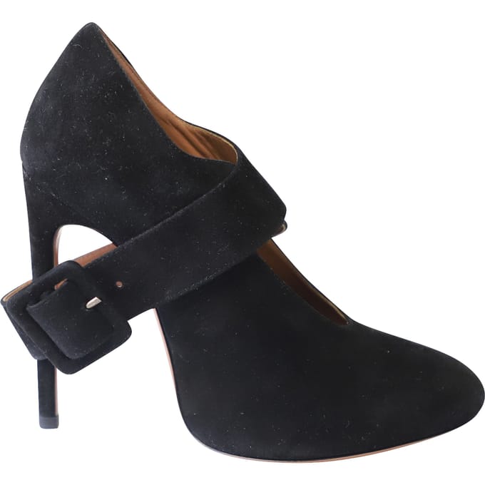 Alaia Cross Strap Pumps in Zwart Suède