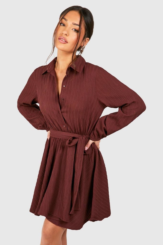 boohoo Dames Petite Crinkle Skater Shirtjurk | Chocoladebruin | Maat: 36