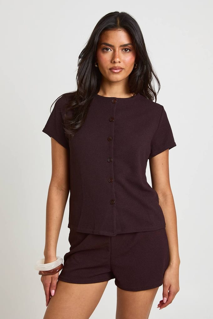 boohoo Dames Geribbelde Korte Mouw Doorknoop Top En Short Set | Chocoladebruin | Maat: 38