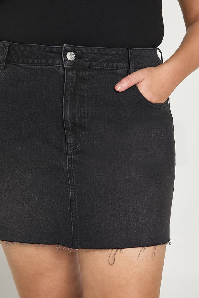 boohoo Dames Plus Denim Minirok | Washed Black | Maat: 48