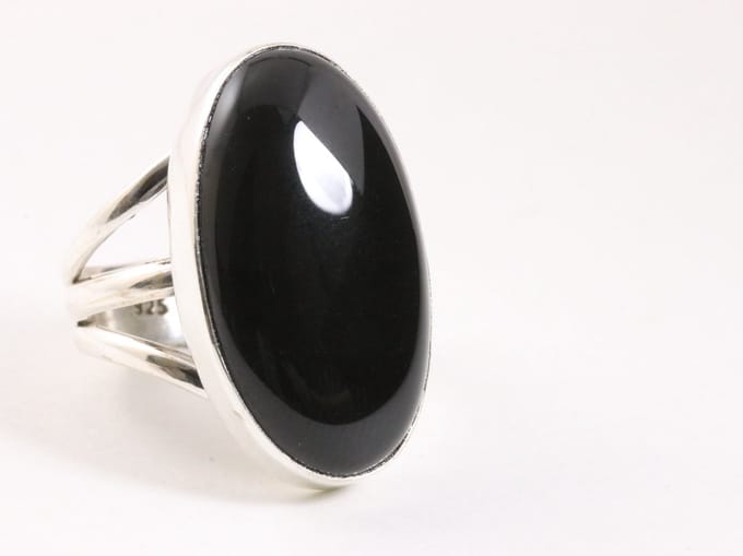 Grote ovale zilveren ring met onyx - maat 19