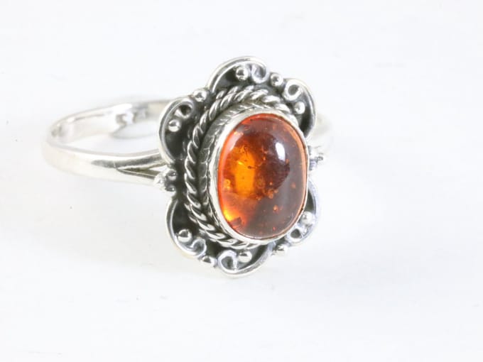 Fijne bewerkte zilveren ring met amber - maat 19.5