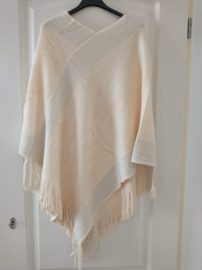 Dames gebreide warme poncho Francina ecru gebroken wit zilver one size