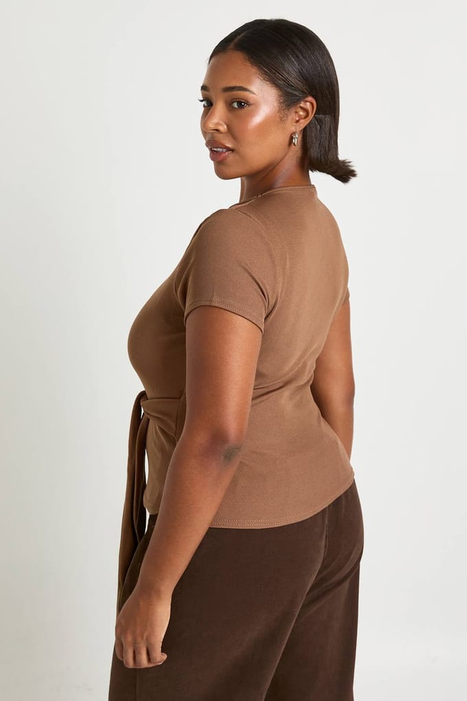 boohoo Dames Plus wikkel top met strik aan de zijkant | Mokka | Maat: 50