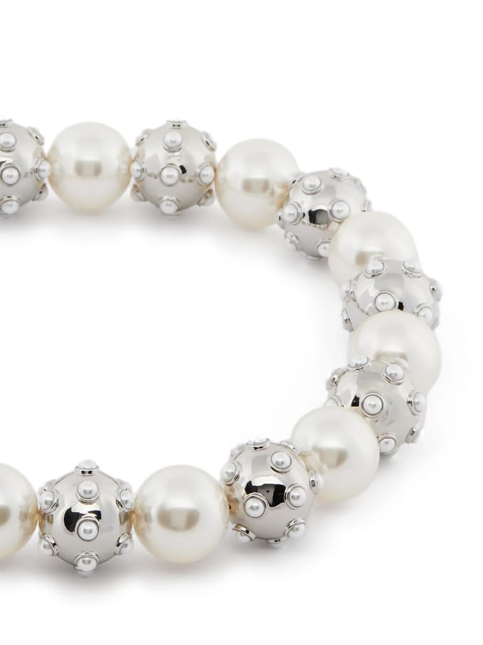 De statementketting met parelstippen