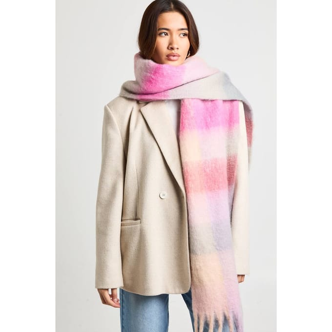 boohoo Dames Oversized Gestreepte Kwast Pluizige Sjaal | Pink