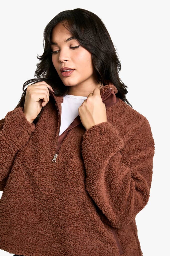 boohoo Dames PLUS HALF ZIP ZijZAK OVERSIZED BORG SWEATSHIRT | Chocolate | Maat: 20