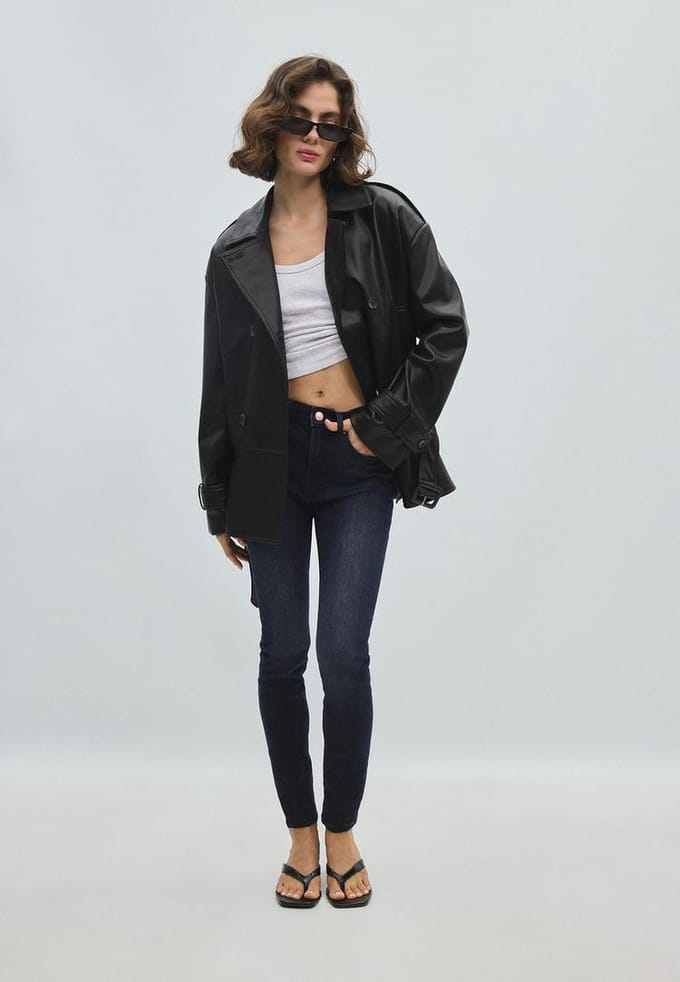 Stradivarius Getailleerde trenchcoat met leereffect  Zwart L