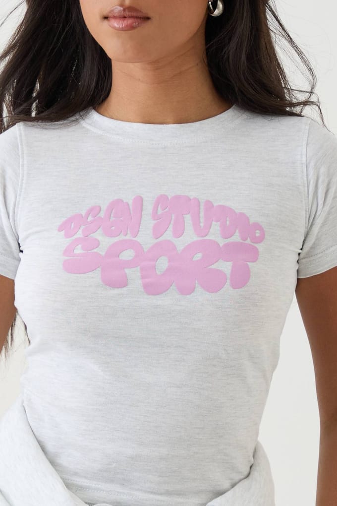Dames Dsgn Studio Sport Bubble Slogan Baby T-shirt | Ash Grey | Maat: Medium