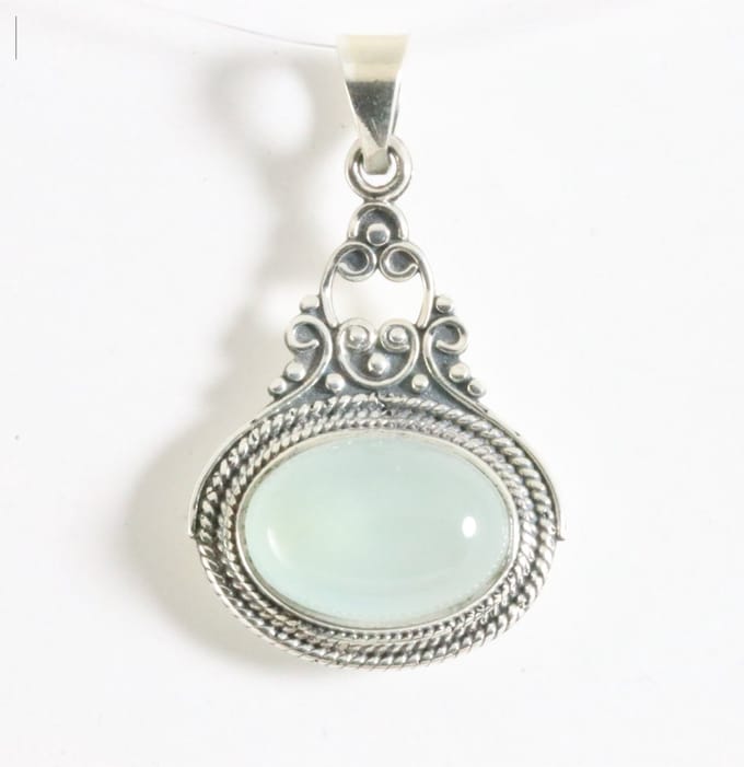 Bewerkte zilveren hanger met aqua chalcedoon