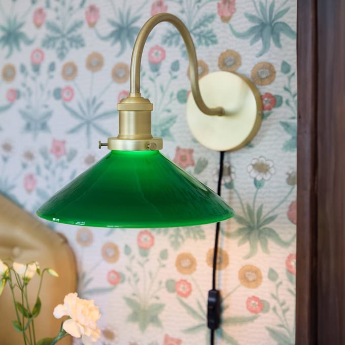 PR Home Axel wandlamp, messingkleurig, groene glazen kap