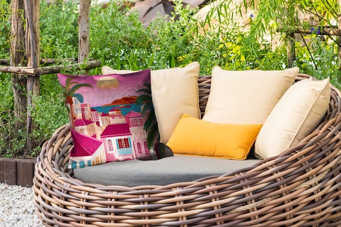 Buitenkussen - Stad - Roze - Palmbomen - 45x45 cm - Weerbestendig