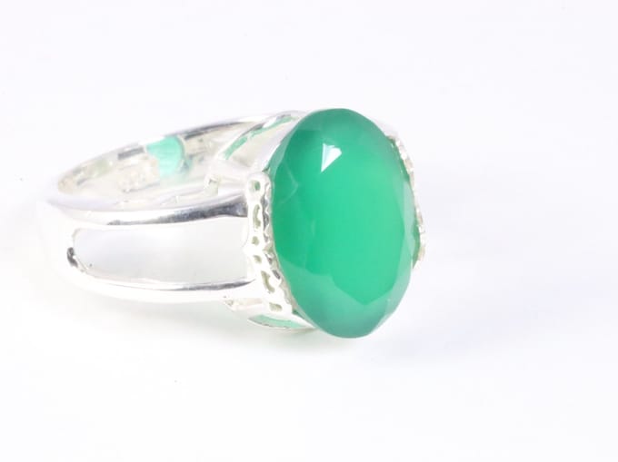 Opengewerkte hoogglans zilveren ring met groene onyx - maat 18