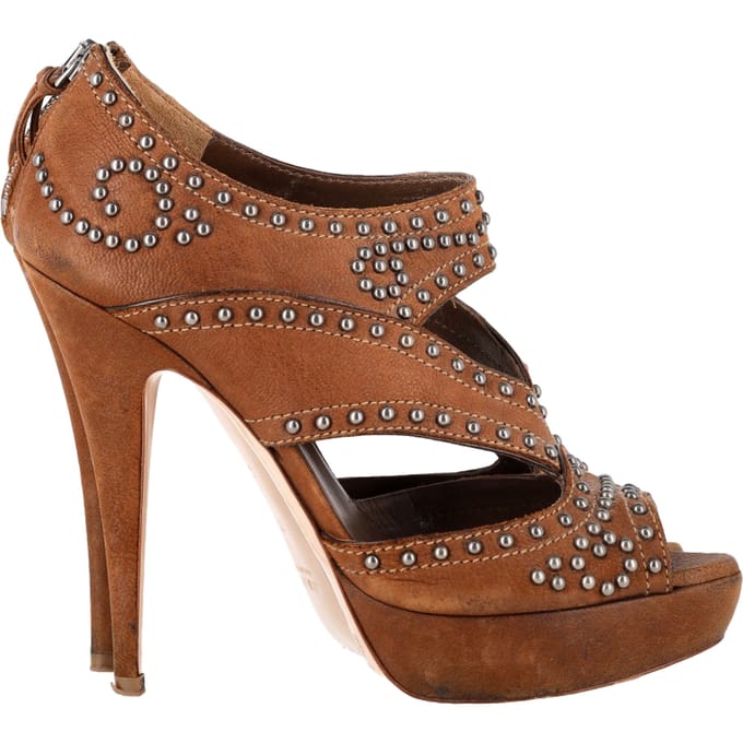 Miu Miu pumps met open neus en platformzool, versierd met studs, in bruin leer.