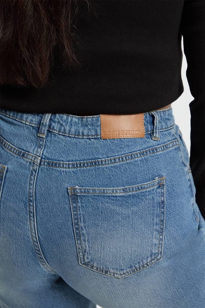 boohoo Dames Plus Basic Straight Leg Jeans | Light Wash | Maat: 26/30L
