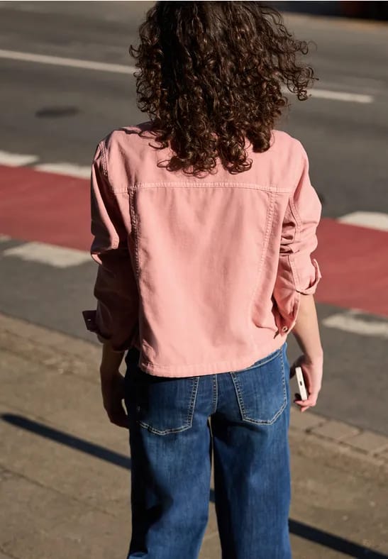 Denim jack in een roze wassing