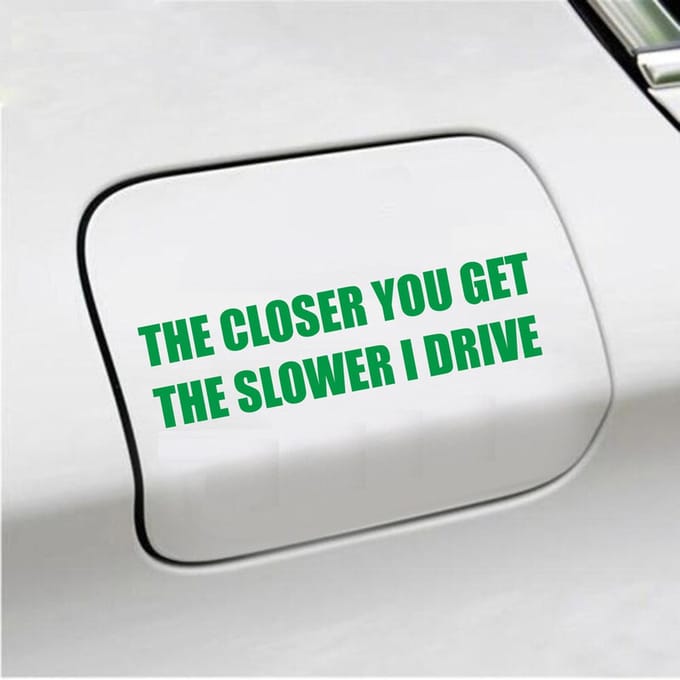 Bumpersticker - The Closer You Get The Slower I Drive - 4 X 14,8 - Groen