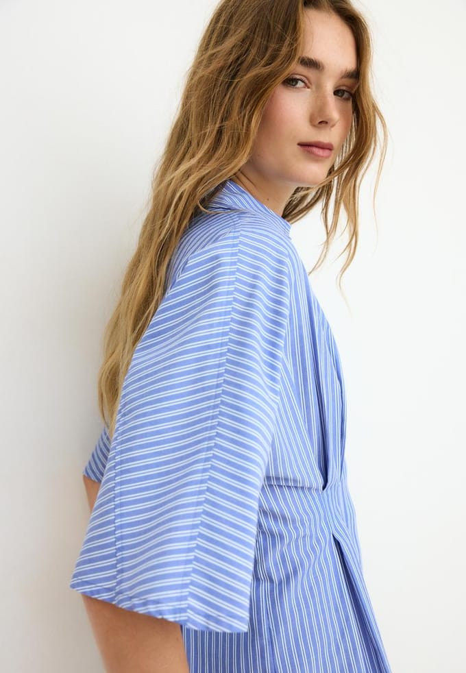 Stradivarius Getailleerde blouse met kimonomouwen en plooien  Blauw M