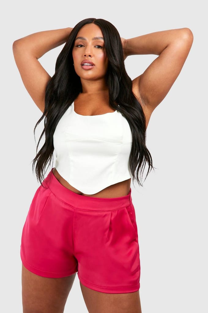 boohoo Dames Plus Satin Tailored Short | Felroze | Maat: 56