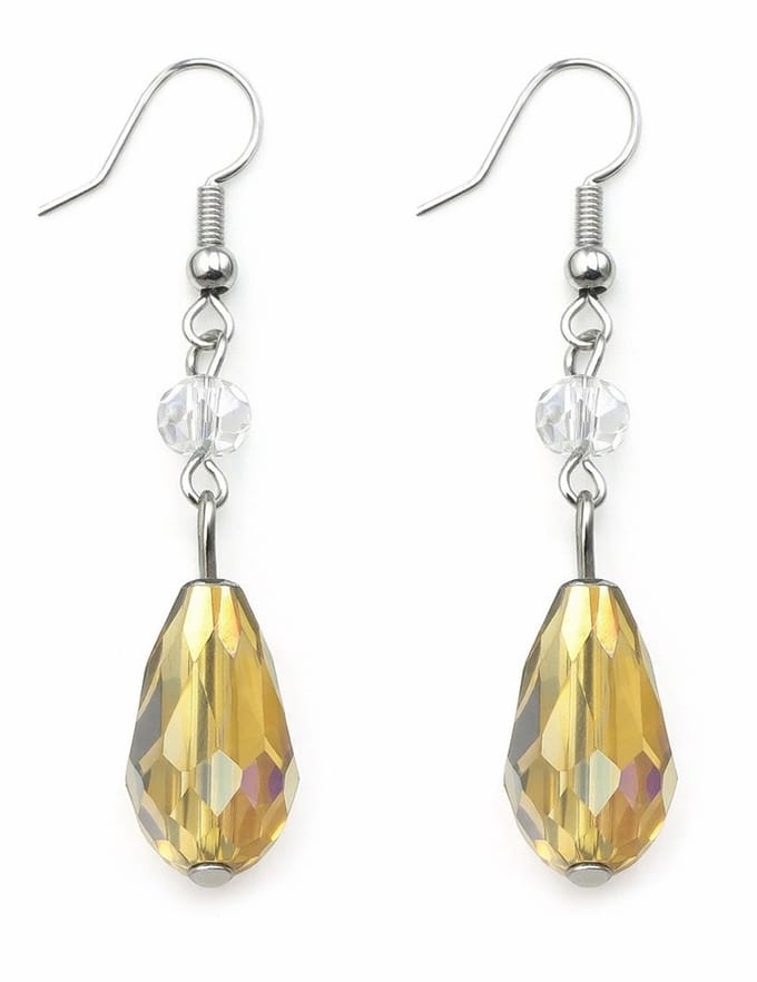 Oorhangers met goudkleurige druppelvormige kristal hanger