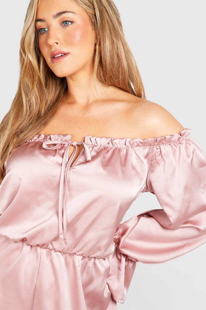boohoo Dames Plus satijn Bardot playsuit met ruchedetails | Mauve | Maat: 54