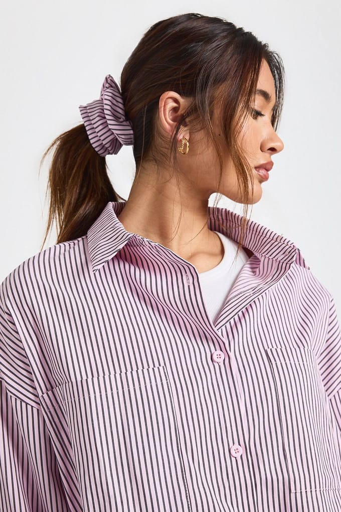 boohoo Dames Streepte oversized shirt & scrunchie set | Pink | Maat: 6