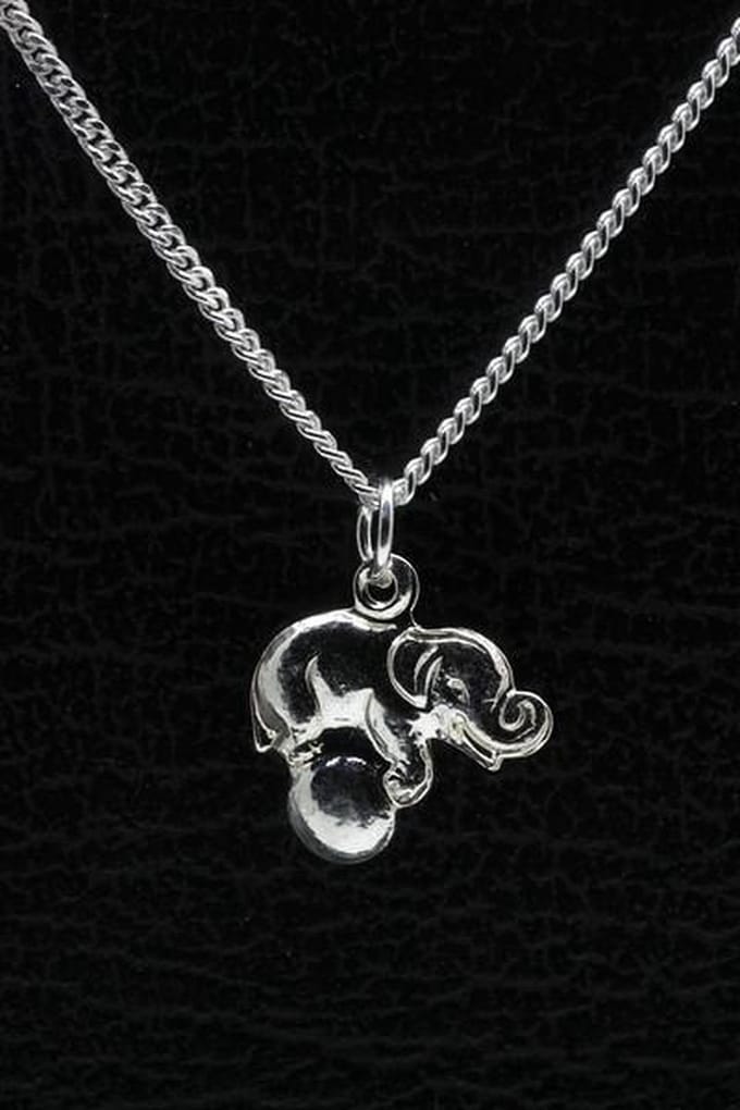 Zilveren Olifant ketting hanger - op bal