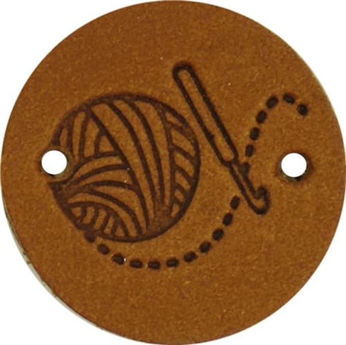 Durable Leren Label met Bolletje Wol en Haaknaald – 2 cm – Set van 2 Stuks