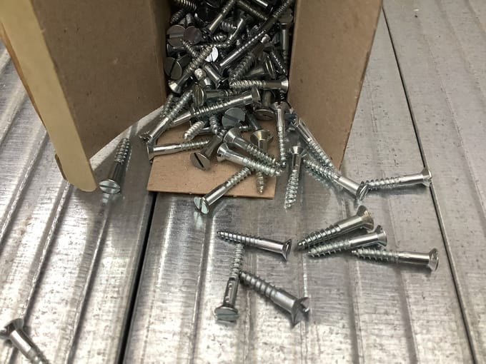 Houtschroef. 3.0 x 20mm. Lang.gleufkop. Platkop. Verzinkt. 200 stuks. Deltafix.