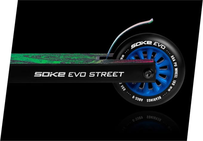 SOKE EVO straatzwarte neochrome stuntstep