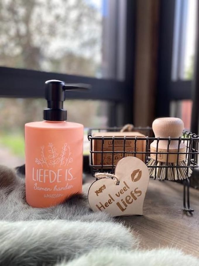 Creaties van hier - zeeppompje liefde is met houten hartje - glas