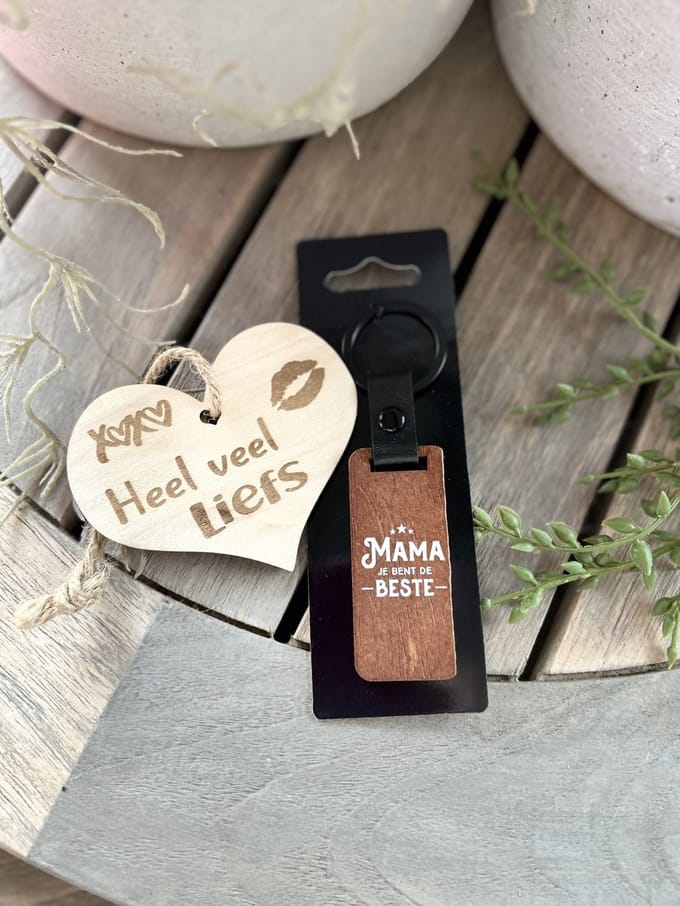 Creaties van hier – sleutelhanger mama met houten hartje – Walnoothout – 5x15 cm – Hanger